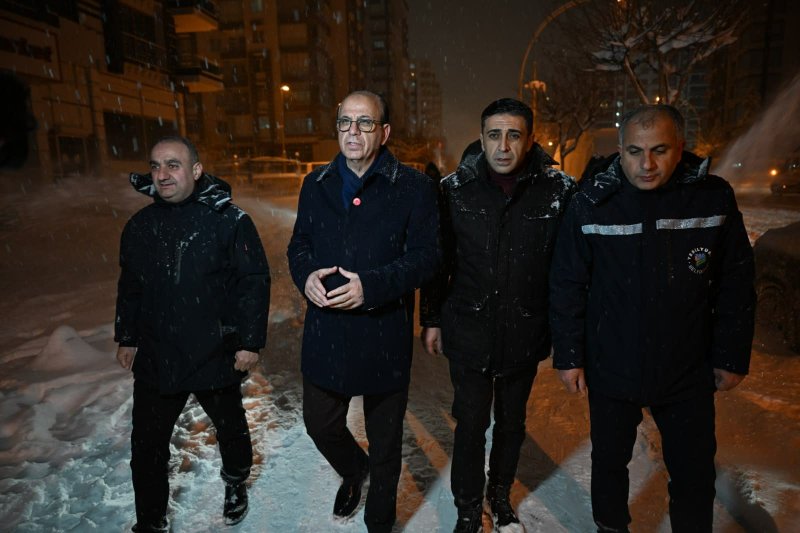 Başkan Geçit, Karla Mücadele Ekiplerini Gece Mesaisinde Yalnız Bırakmadı