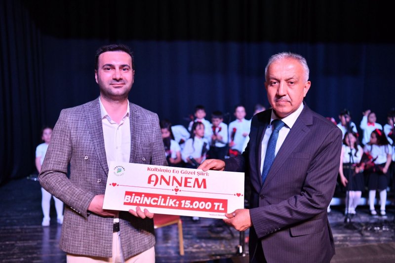 “Kalbimin En Güzel Şiiri: Annem” Yarışmasının Ödül Töreninde Duygu Dolu Anlar Yaşandı
