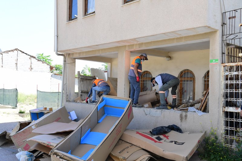 Yeşilyurt Belediyesi Ekipleri Çöp Evi Temizleyip, Dezenfekte Etti