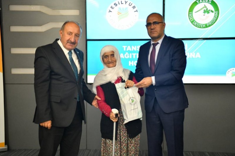 Yeşilyurt Belediyesi’nden İhtiyaç Sahibi Yaşlılara Tansiyon Aleti Desteği!