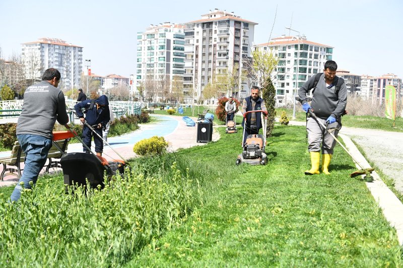 Yeşilyurt’ta Park Ve Yeşil Alanlar Yaz Sezonuna Hazırlanıyor