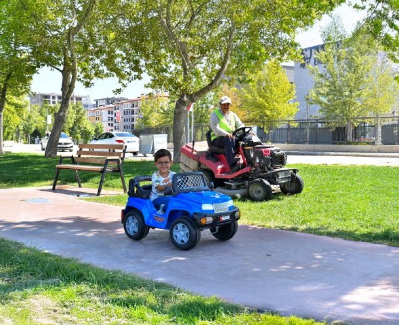 Yeşilyurt’ta Parklar Yenileniyor, Sosyal Alanlar Hayat Buluyor